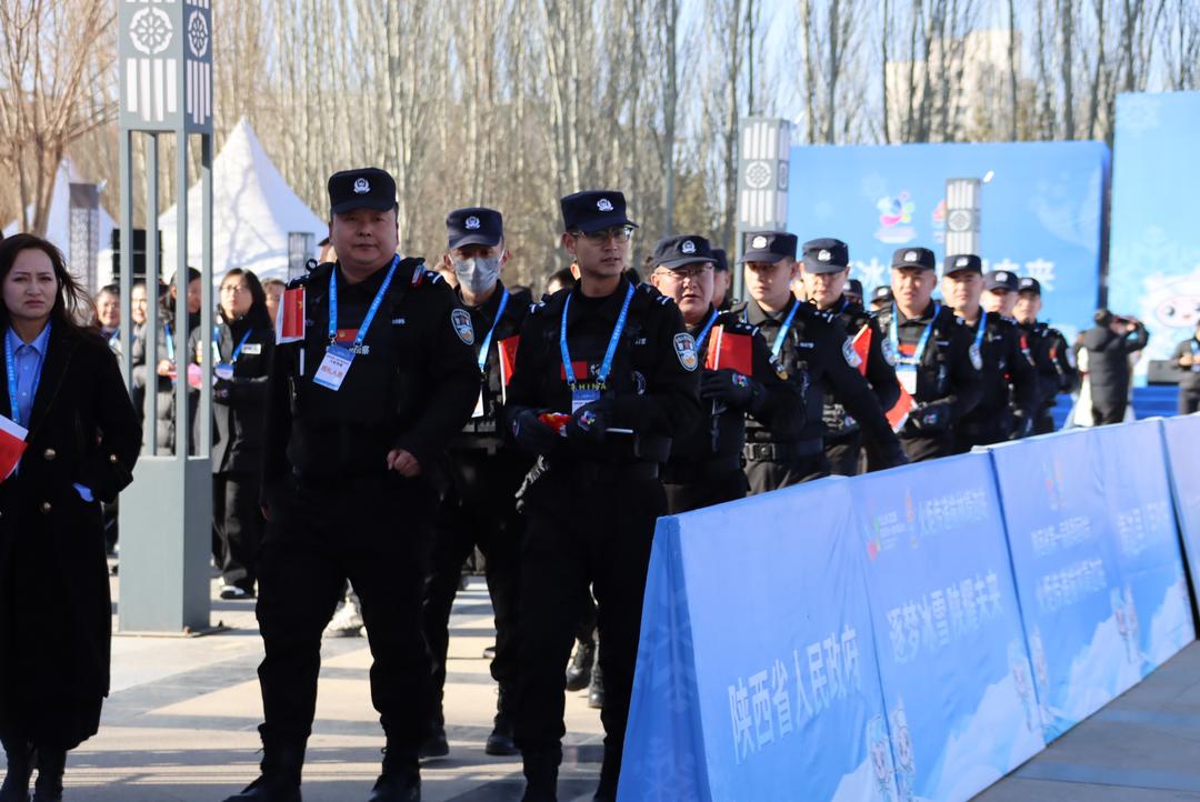 靖边县公安局护航陕西省第一届冬季运动会火炬传递现场