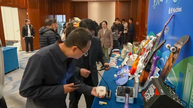 各地带来当地的精品“广货”。图源:南方+ 各地带来当地的精品“广货”。图源:南方+