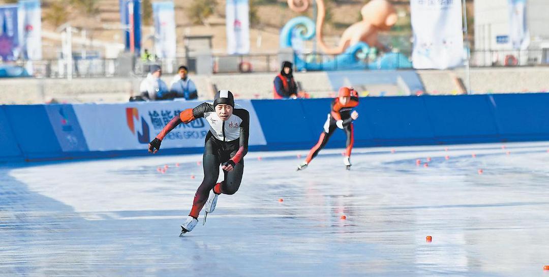 1月26日，获得速度滑冰（青少年组）男子乙组1000米金牌的榆林队选手夏峻熙在比赛中。记者延杨红摄