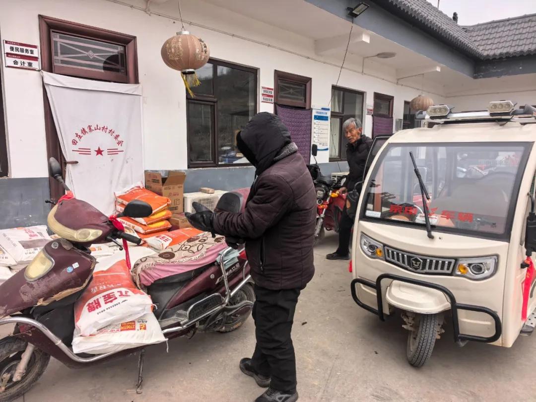 绥德县民政局集中为县内困难群众发放米面油等生活物资二