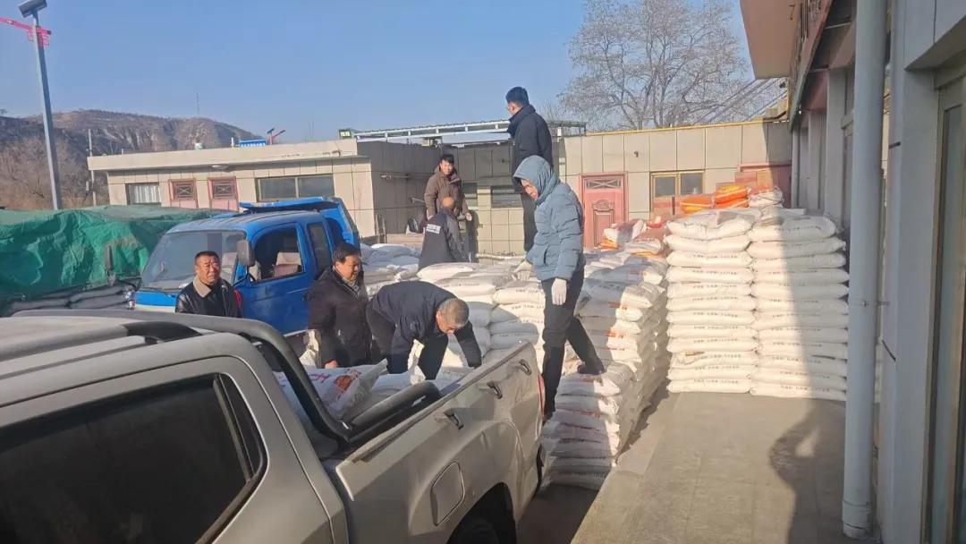 绥德县民政局集中为县内困难群众发放米面油等生活物资一