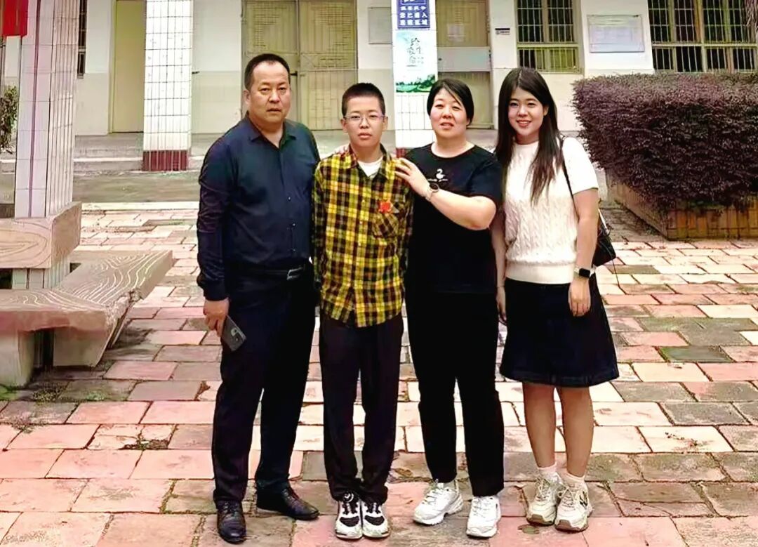 绥德丁鹏飞一家三代合影