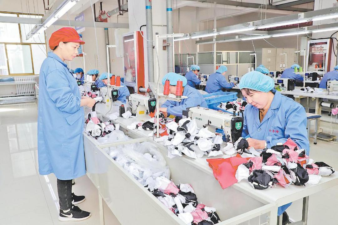 苏陕协作绥德社区就业服务中心内,毛绒玩具厂的工人们忙得热火朝天。 刘涛摄