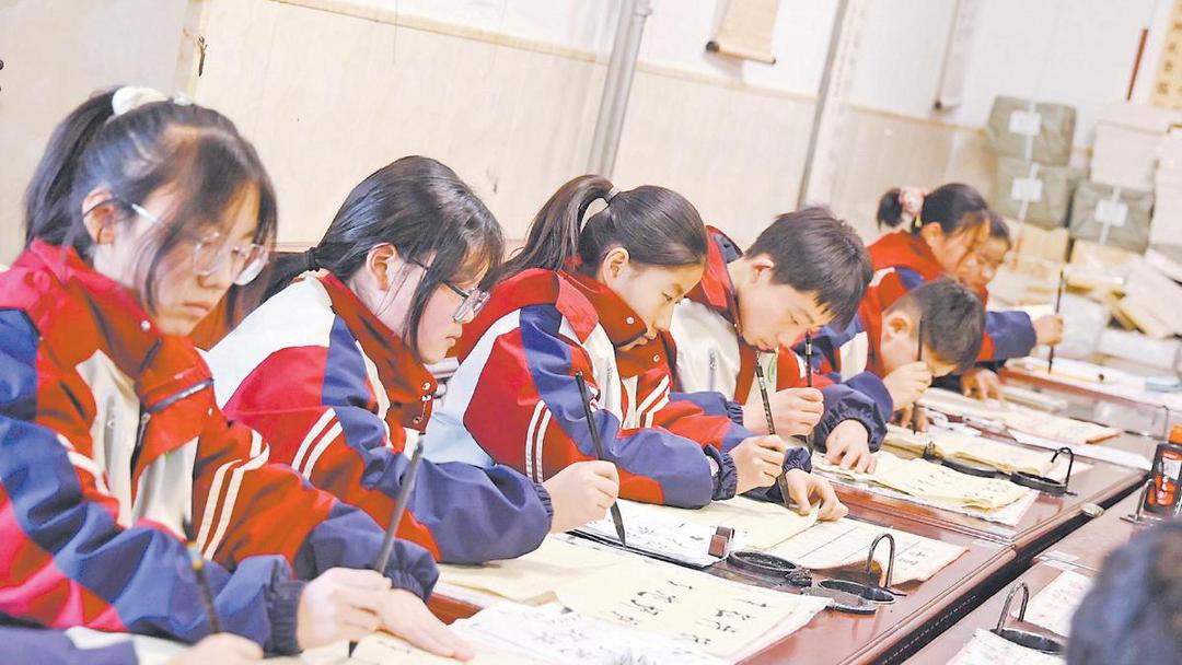 图为学生正在书法社团上课。通讯员闫峰摄