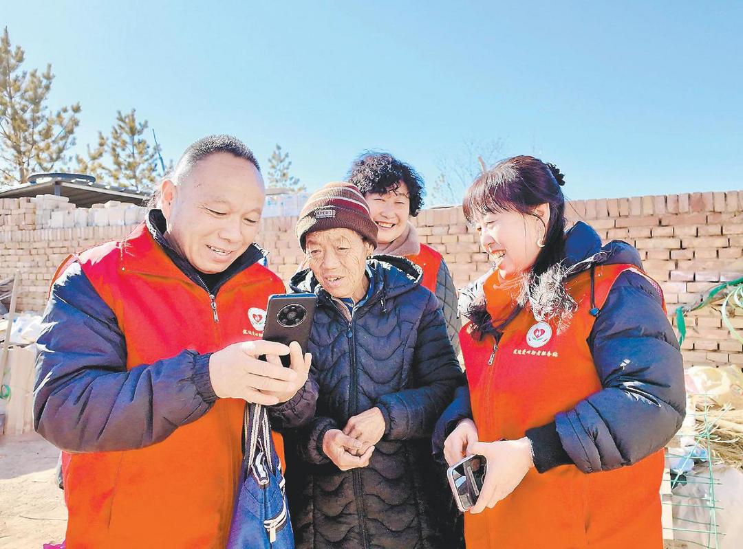 杨有慧(左一)与志愿者一起看望孤寡老人。叶子摄