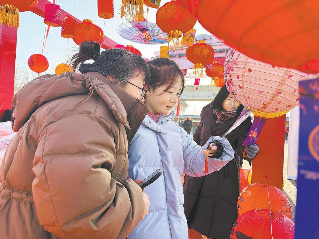 市民踊跃参与景区猜灯谜活动（1月26日摄）王疆瑜摄