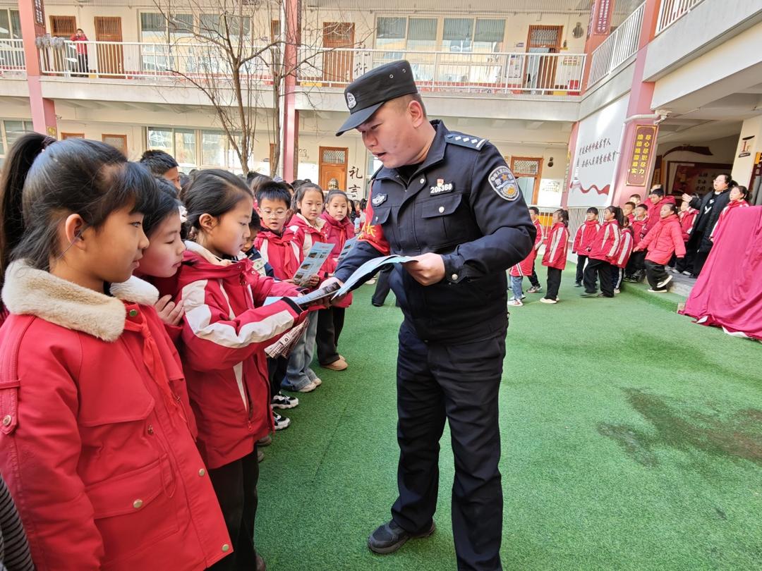 黄陵站派出所法治宣传进校园，守护童心伴成长