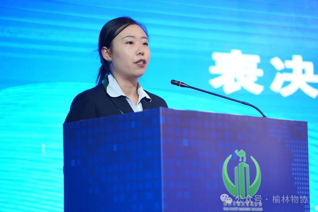 副秘书长李文聆宣读关于吸收新会员的议案