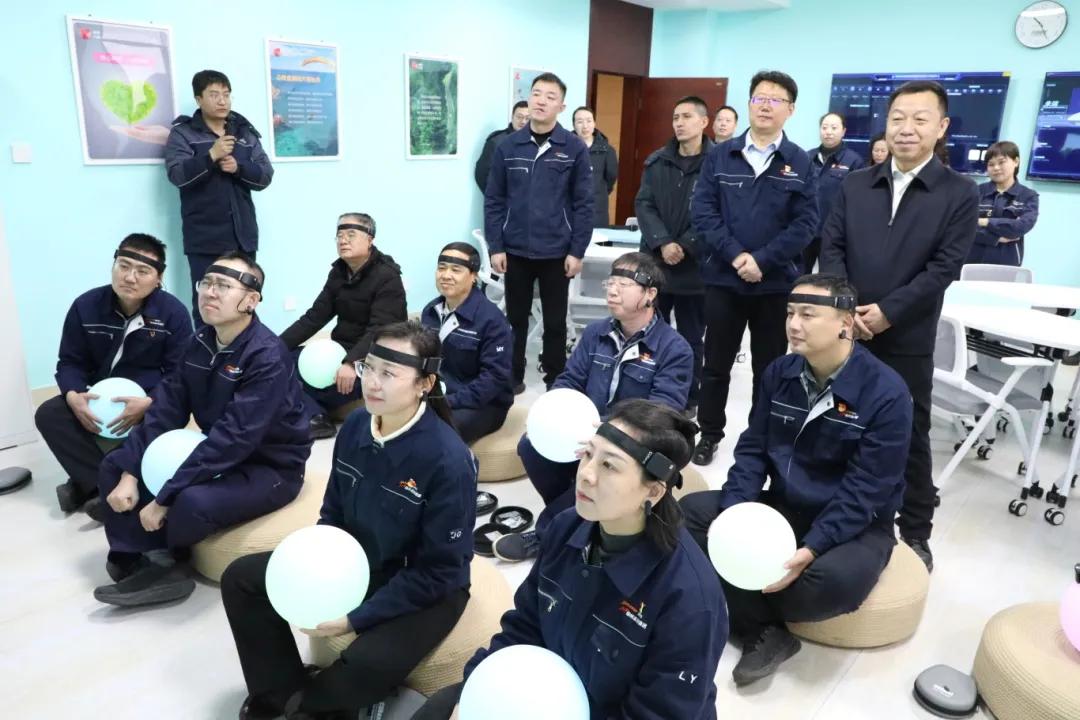 职工亲身体验了心理测评系统和放松设备