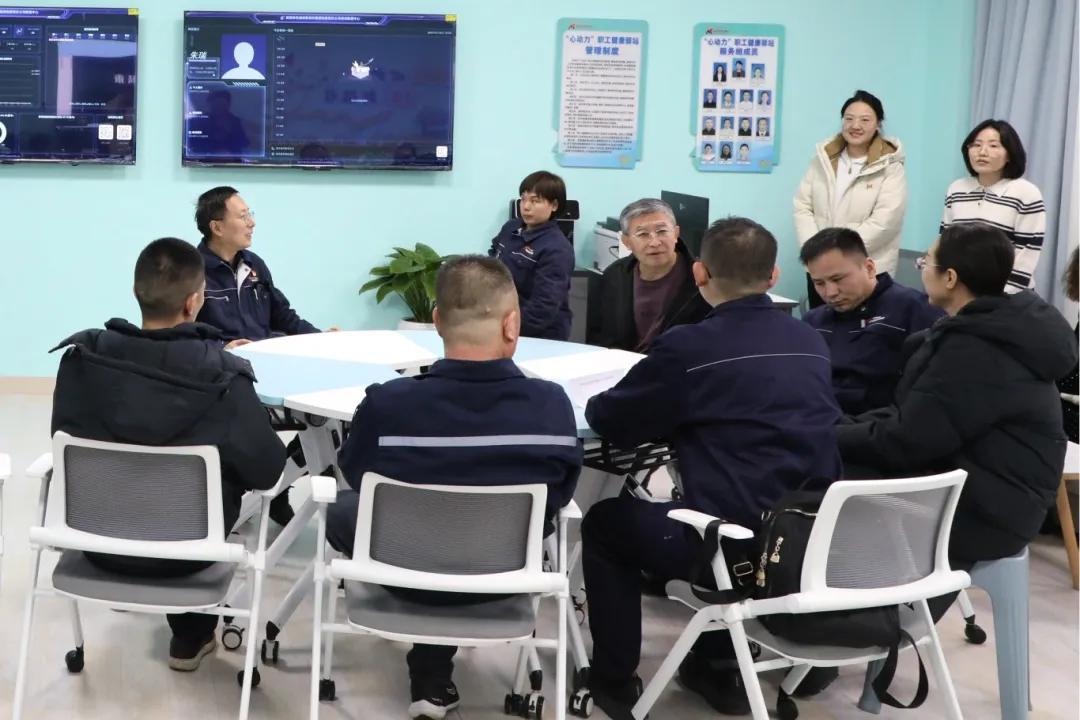 首期沙龙，周维林老师与职工代表交流