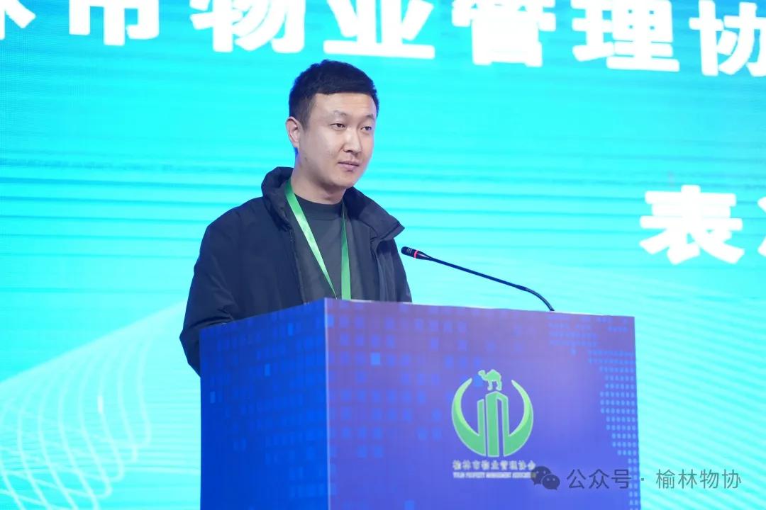 副秘书长王托宣读关于增补理事的议案