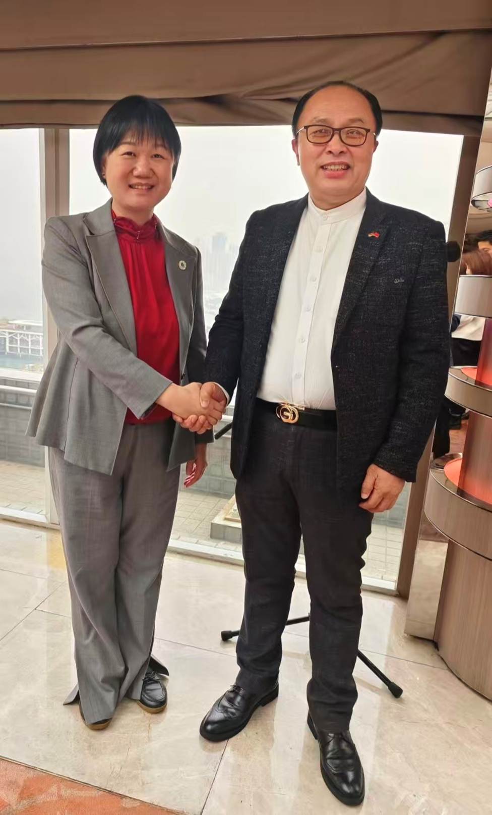 一張含有 人員, 微笑, 服裝, 人的臉孔 的圖片
AI 產生的內容可能不正確。