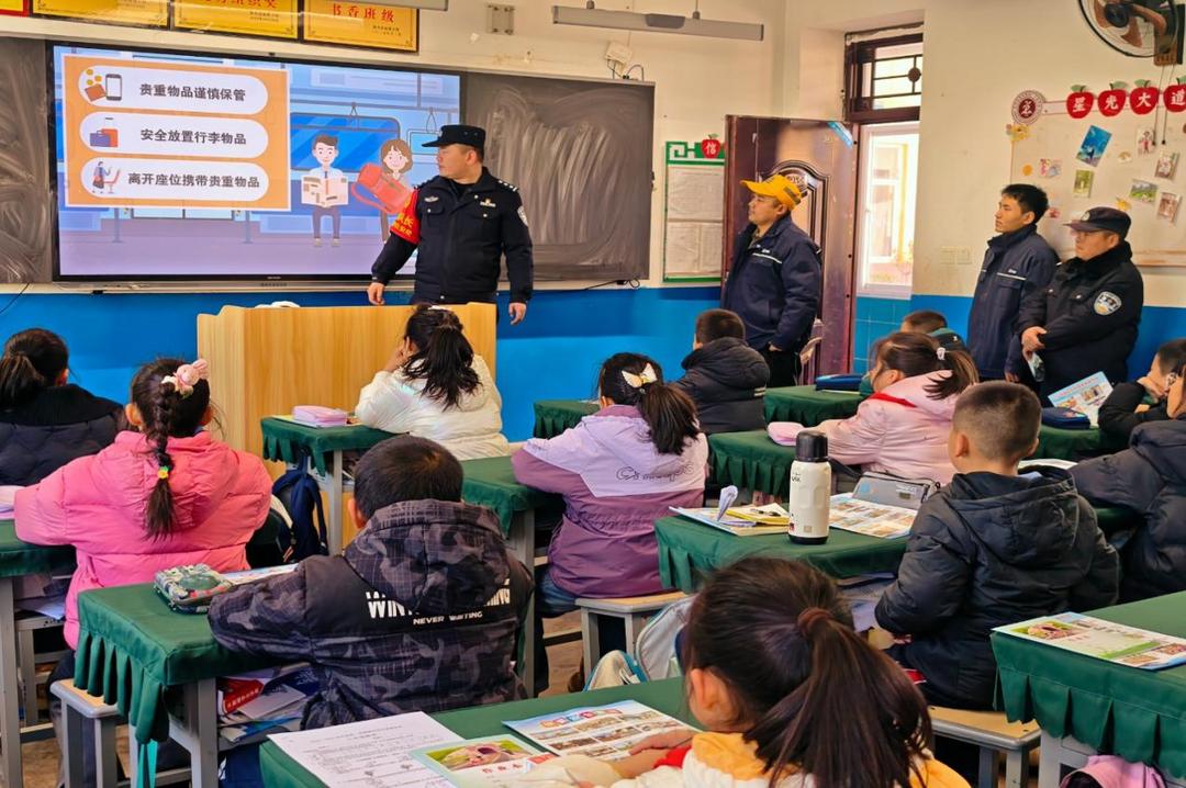 黄陵站派出所法治宣传进校园，守护童心伴成长