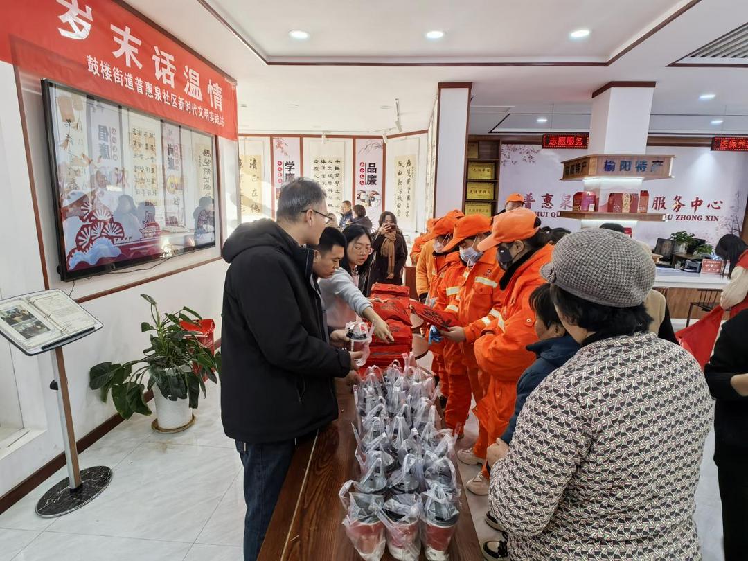 社区熬制“千碗腊八粥”专送环卫工