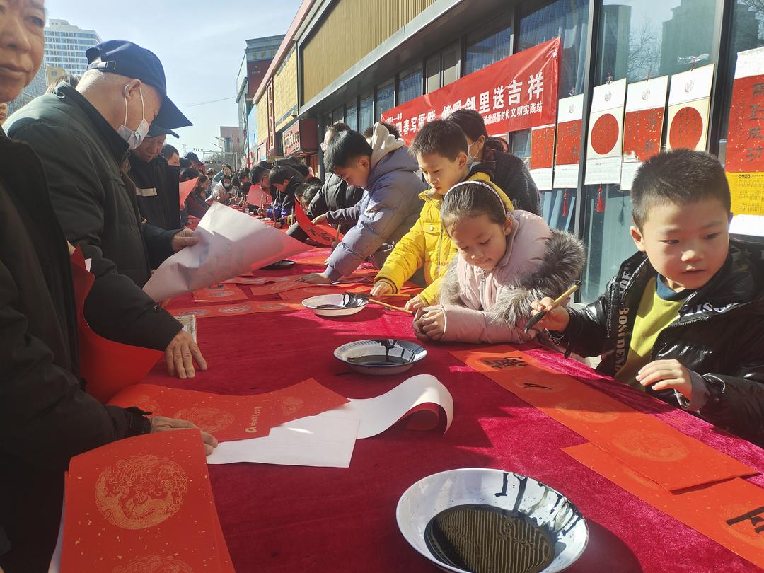 城隍庙滩社区联合榆林市青少年宫为居民送上“有温度”的新年礼物