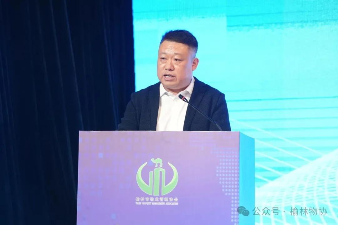 会长李飞代表理事会作年度工作报告