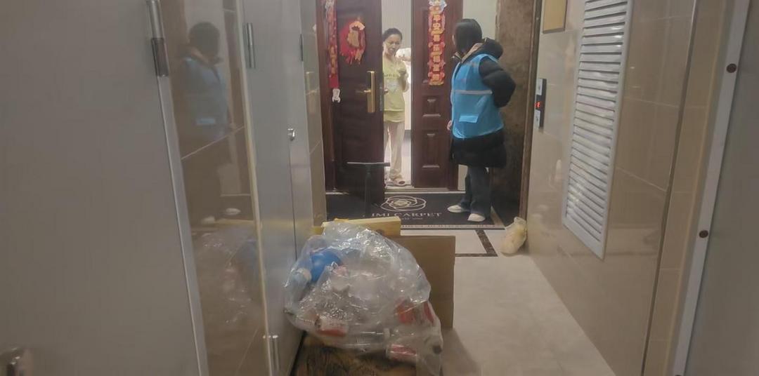 劝导纠正违规车主并协助转移车辆