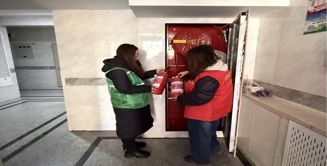 重点核查灭火器是否过期失效、消防栓水压是否充足