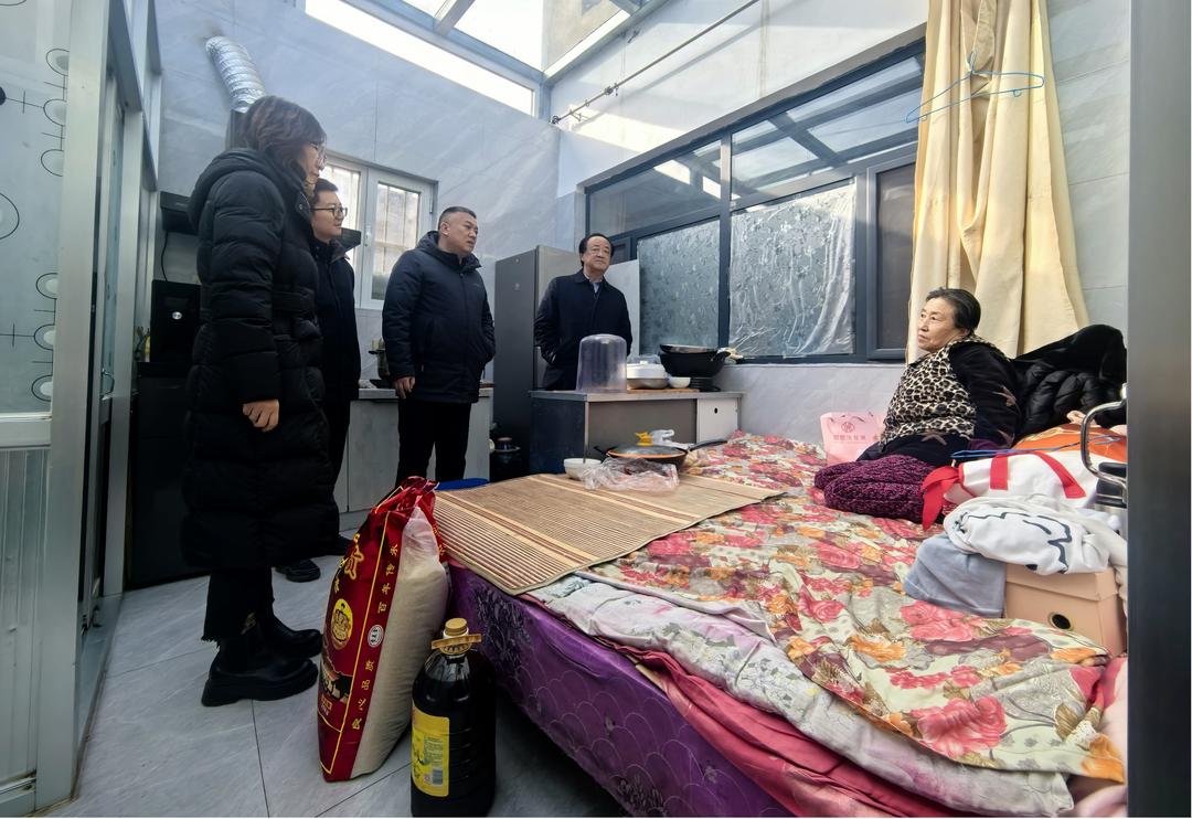 慰问辖区困难户