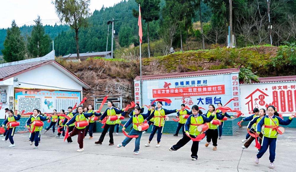 Waving hair and ink to welcome the Golden Horse, singing and dancing to warm up the community