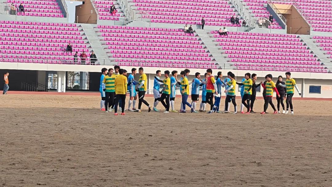 2月2日下午,榆林漠北矿工足球队与咸阳大秦勇士足球队在乾县文体中心进行了一场高质量的教学比赛