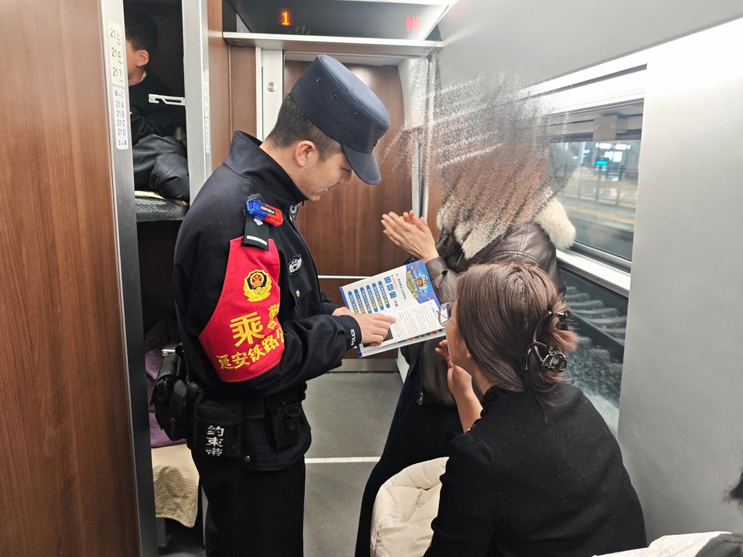 春运首日，延铁乘警守护旅客平安归途