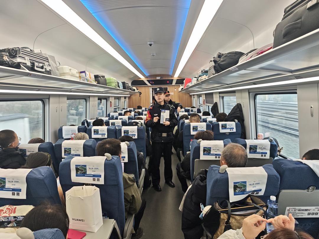春运首日，延铁乘警守护旅客平安归途