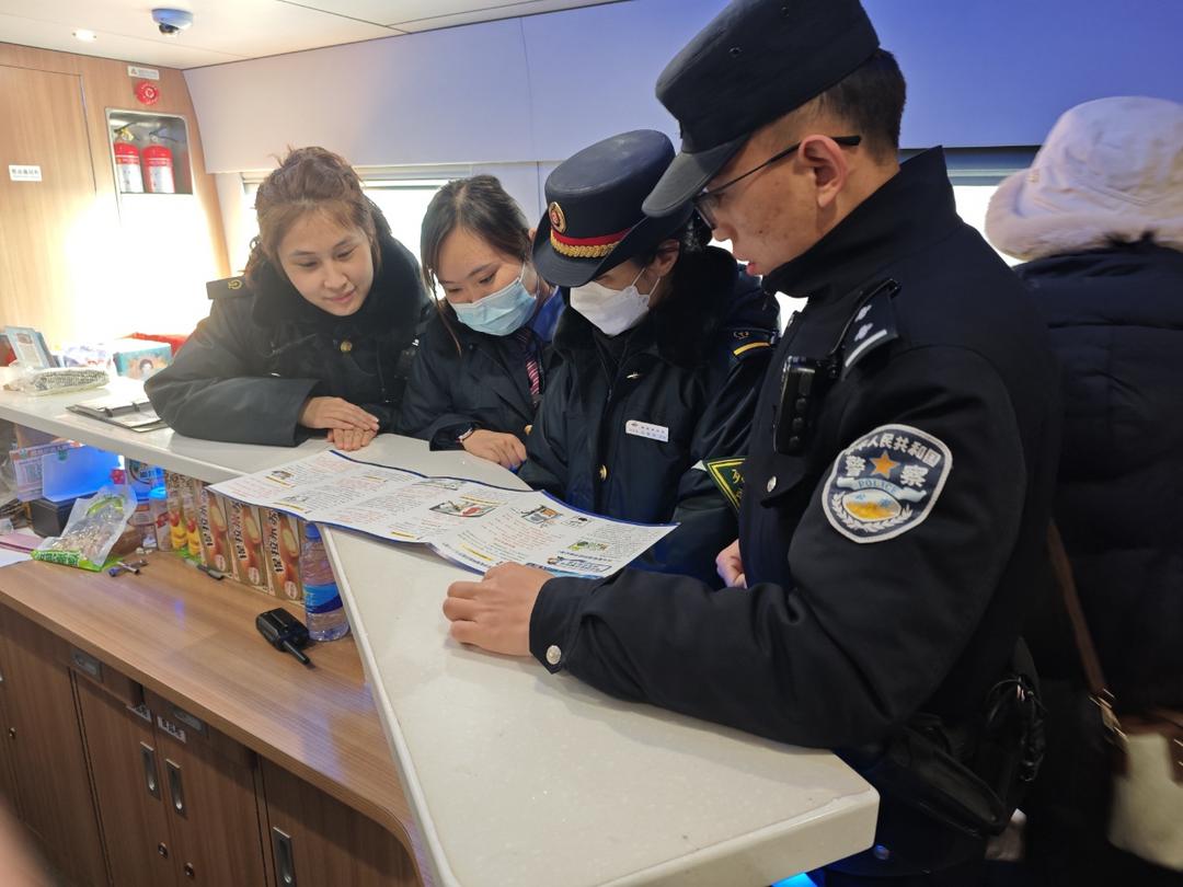 春运首日，延铁乘警守护旅客平安归途