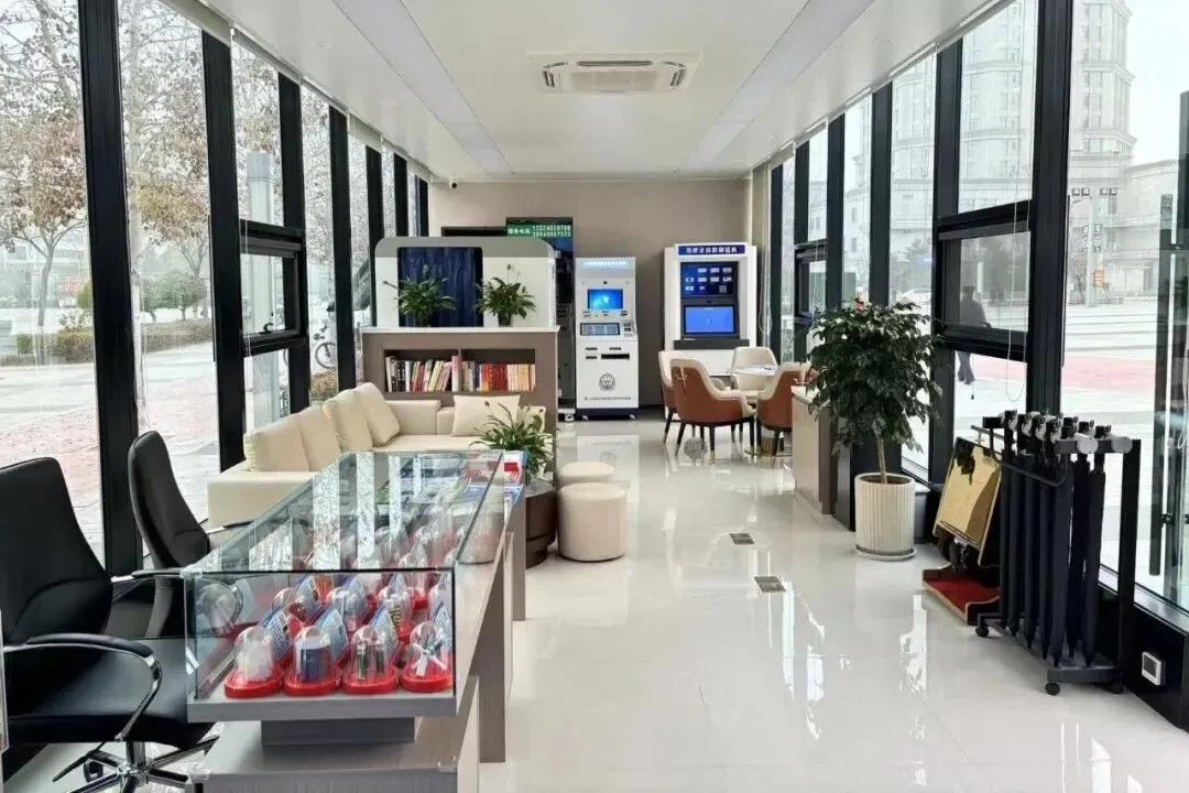坐落于繁华商圈核心的万达广场暖心警务会客厅