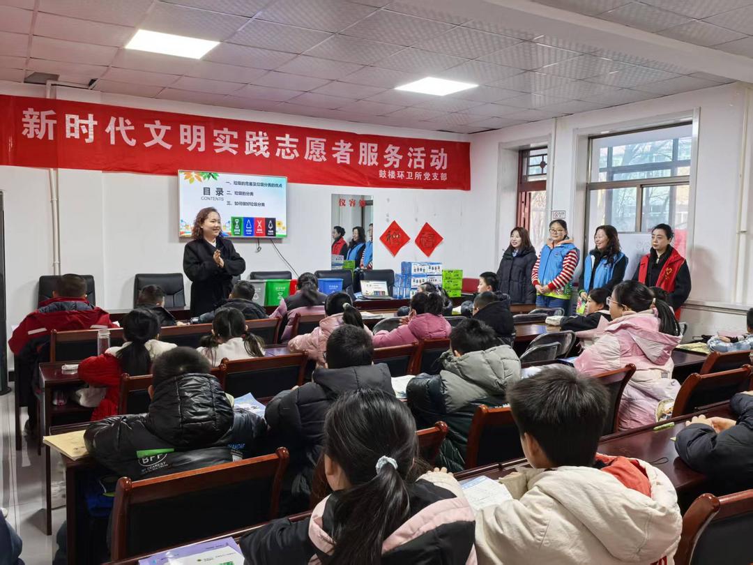 志愿者老师向孩子们详细介绍了垃圾分类的标准、意义及日常投放技巧