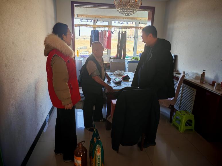 与优抚对象亲切交谈