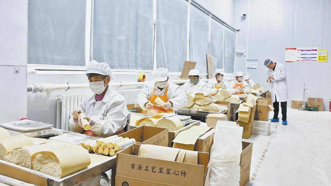 工人正在包装挂面（资料照片）