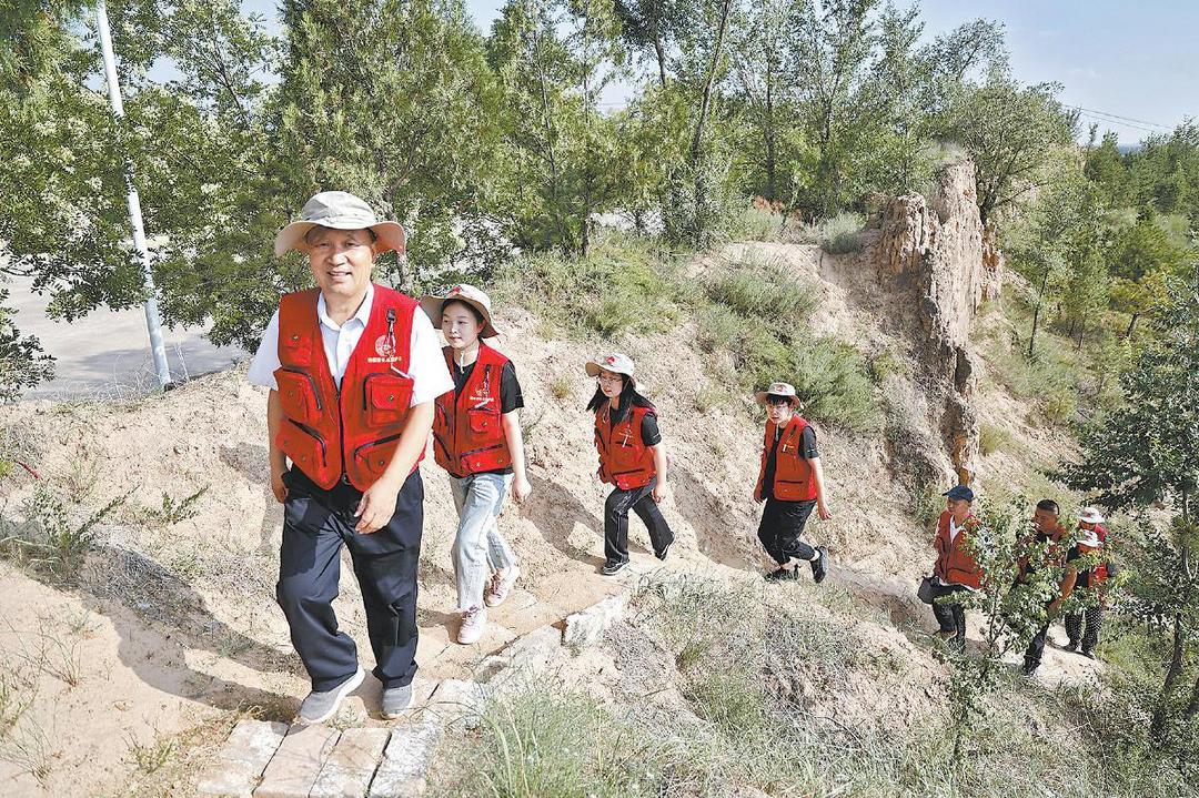 刘东厚（左一）带领志愿者巡查长城。通讯员吕小慧摄