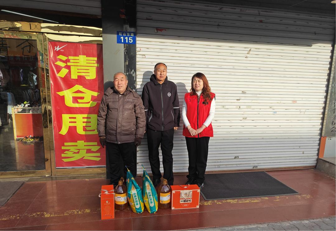 与优抚对象合影留念