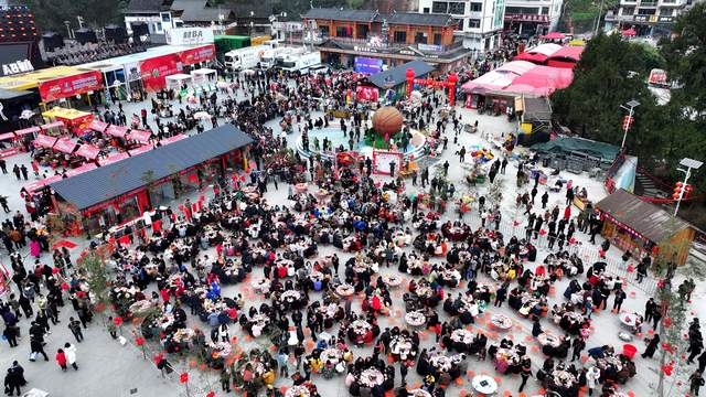 贵州台江台盘村：村BA深山购年货逛非遗集市看村晚演出年味十足