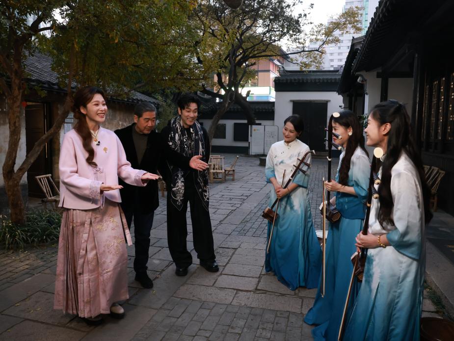 张国立、林依伦和龚韵熹在阿炳故居与二胡演奏者畅谈