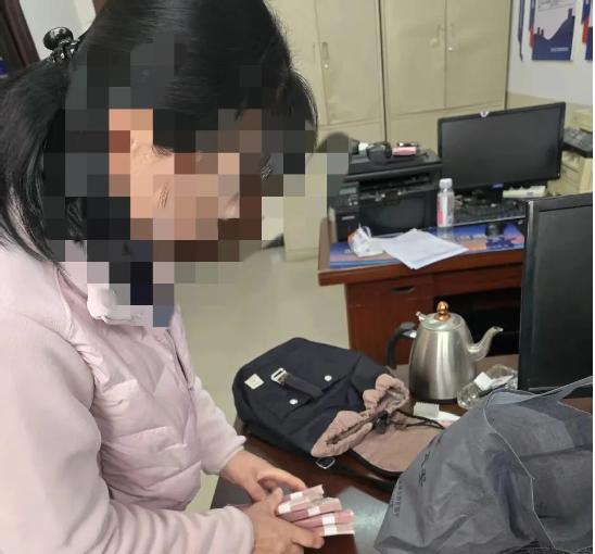 西郊派出所民警制止交付现场