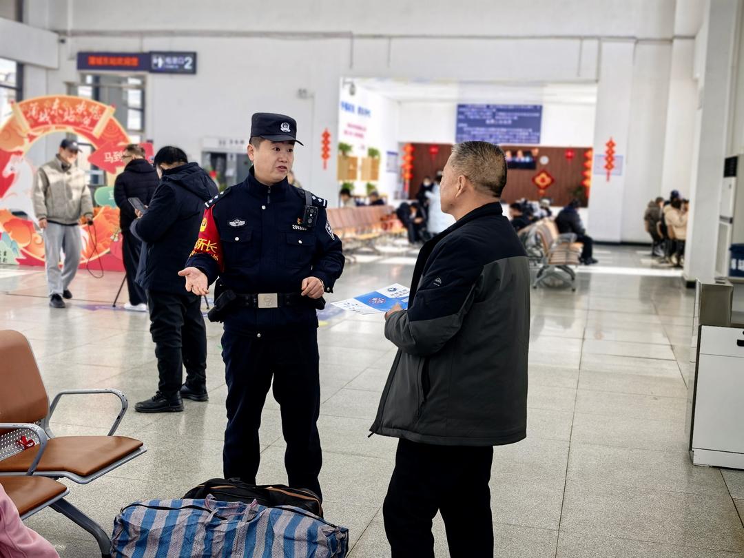 蒲城东站派出所全警发力，护航春运平安回家路