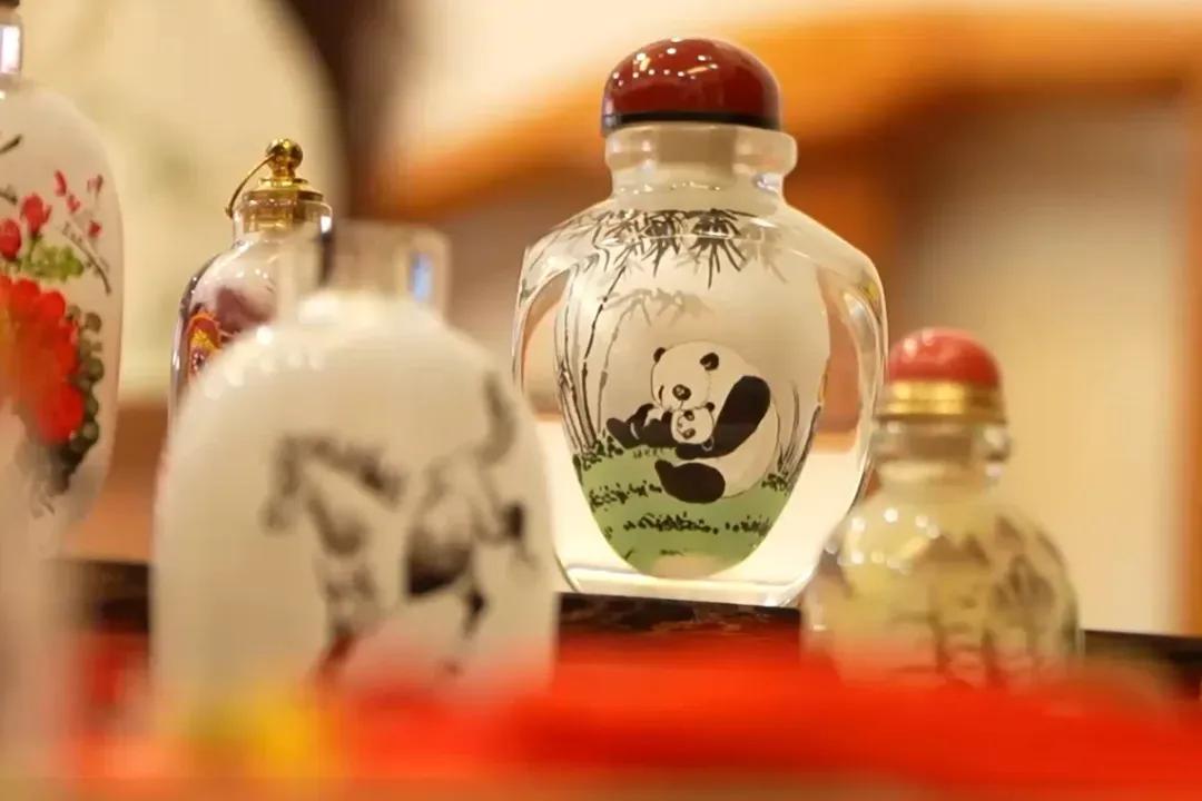新加坡过年必打卡：五谷画与鼻烟壶，“手绘”早年味！_République