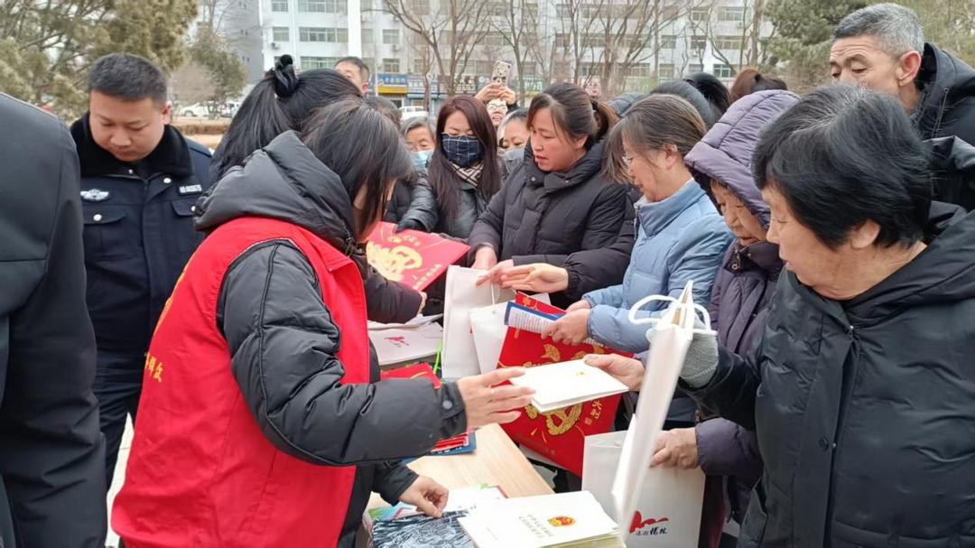 居民主动索要宣传资料