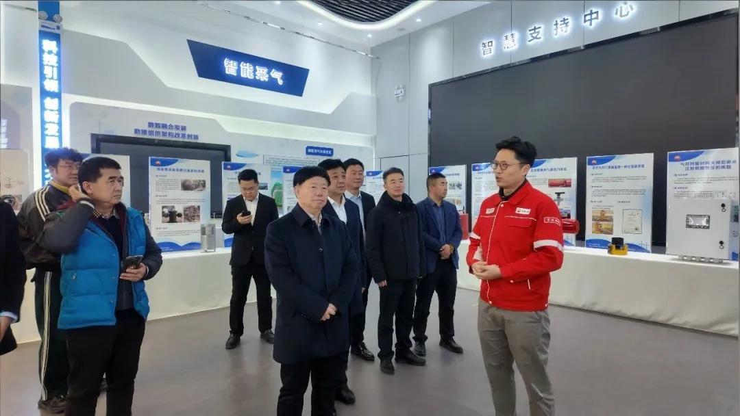 各会员单位代表集体赴长庆油田第二采气厂进行交流
