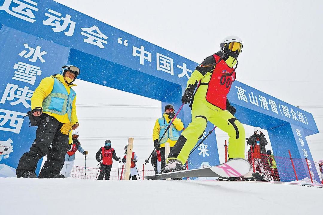 2月6日，韩城市代表队祁雪婷在高山滑雪（群众组）女子成人组比赛中。（来源：中国图片社）