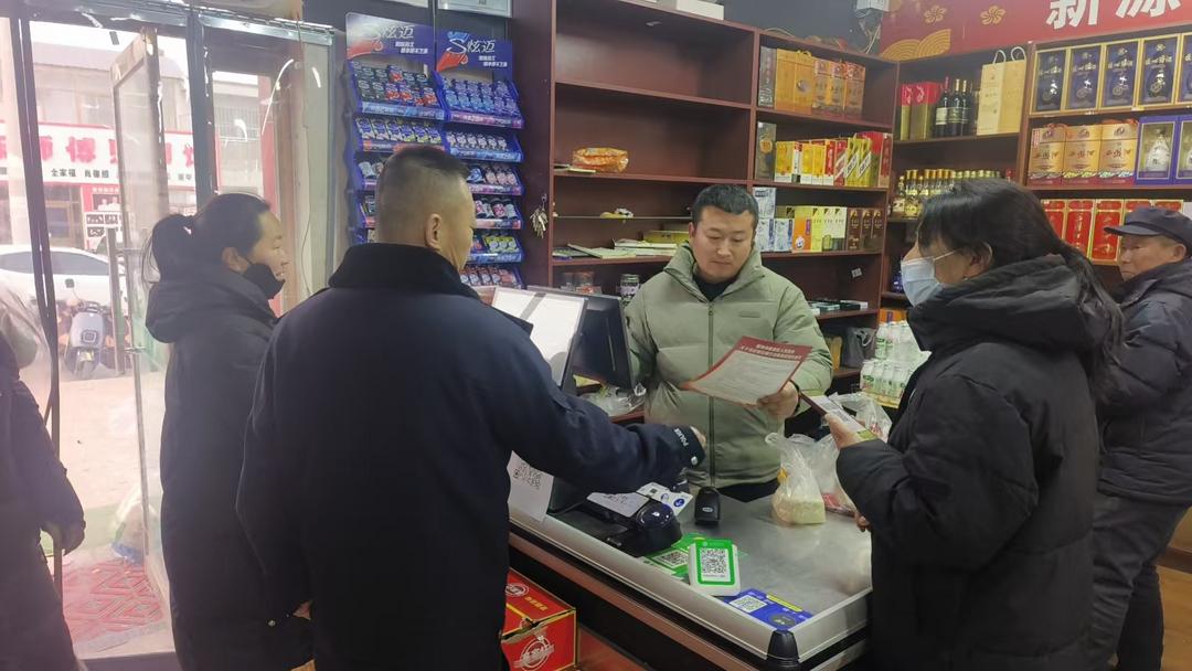 向商户发放禁止燃放烟花爆竹宣传彩页