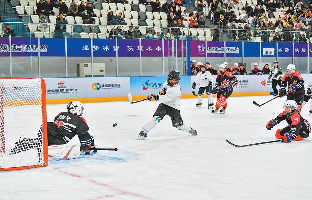 2月8日，在省一冬会“陕西能源杯”冰球（青少年组）比赛中，榆林队9∶0战胜渭南队。记者延杨红摄