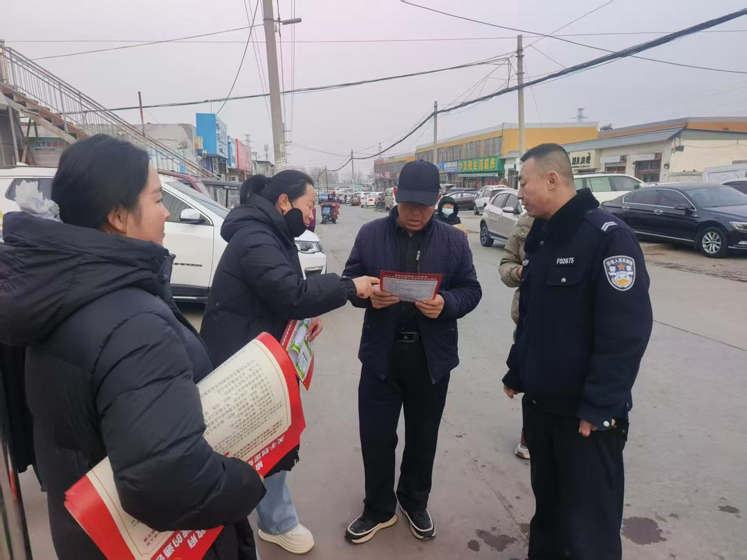 向居民发放禁止燃放烟花爆竹宣传彩页