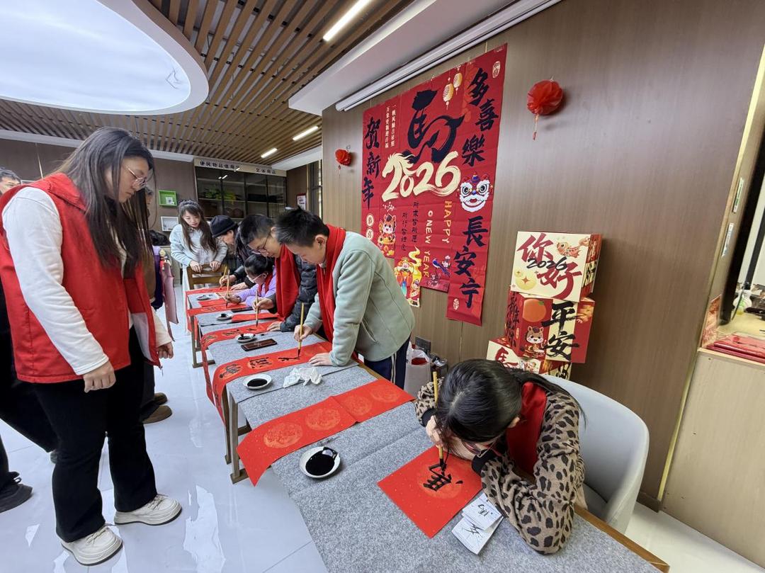 志愿者专注书写春联