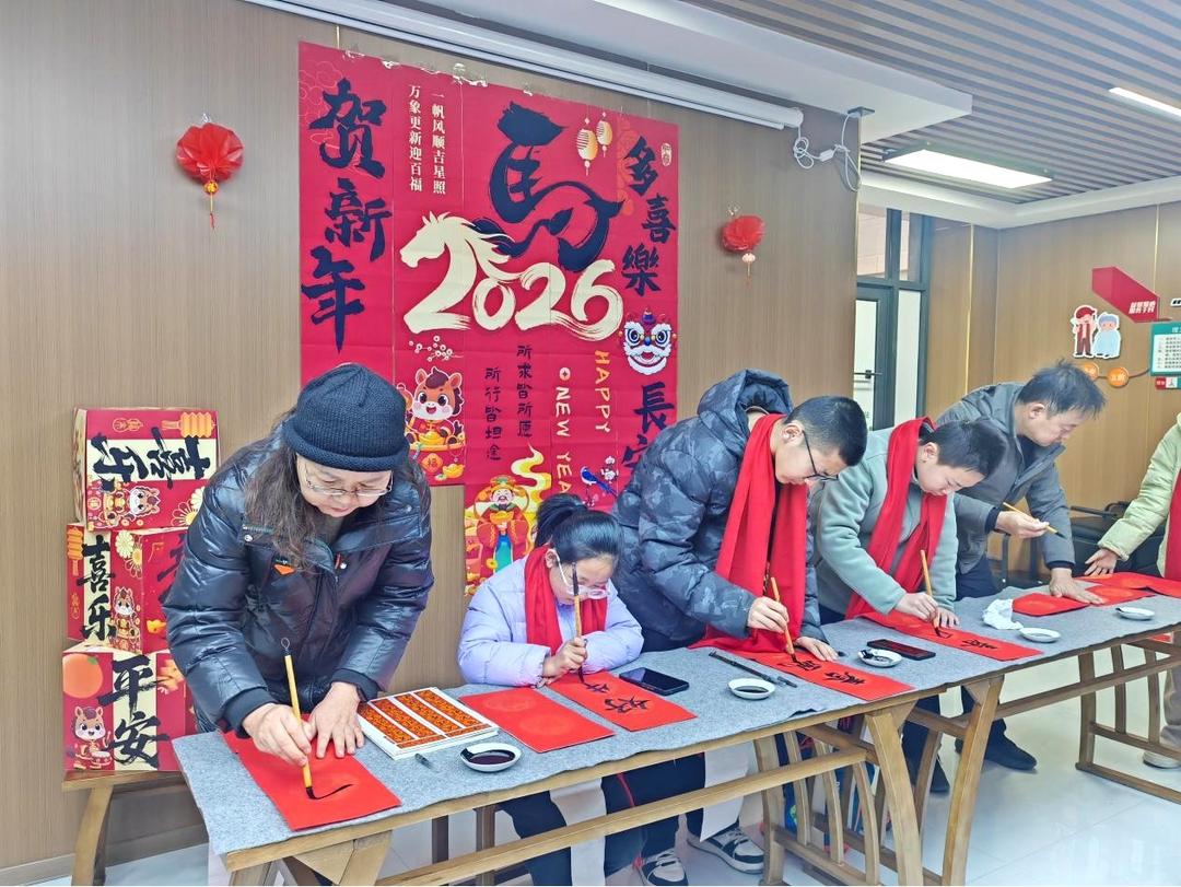 志愿者专注书写春联