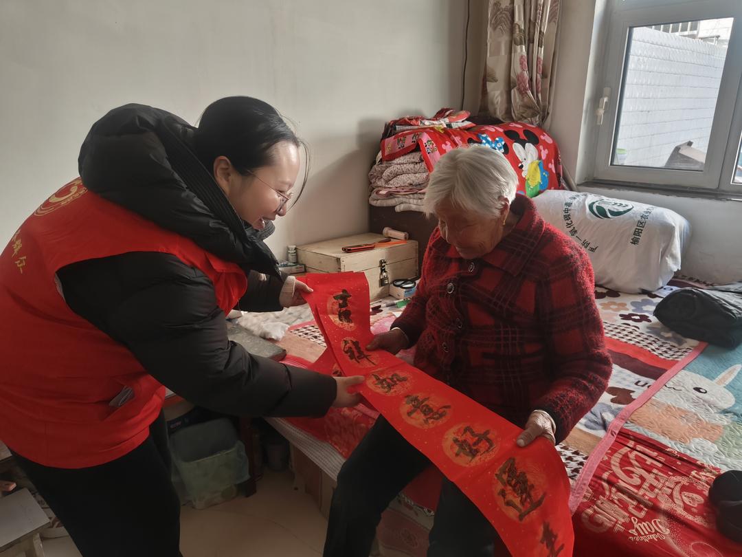 社区工作人员为辖区困难户送上春联及新春祝福一