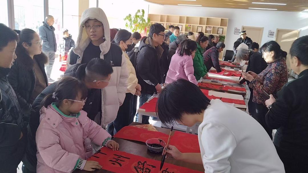 公园华府物业服务中心主办新春送福活动现场—物业公司、辖区单位、居民热情互动