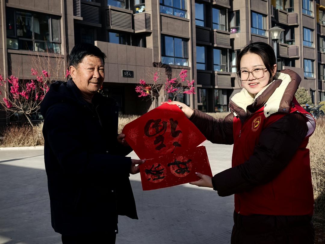 社区工作人员为辖区困难户送上春联及新春祝福二